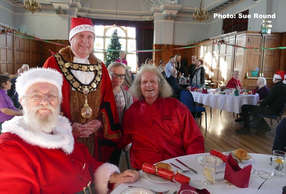 Christmas Day lunch in the Town Hall DB04Sue-Round-photo-Christmas-Day