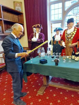 robert-hiscox-with-award