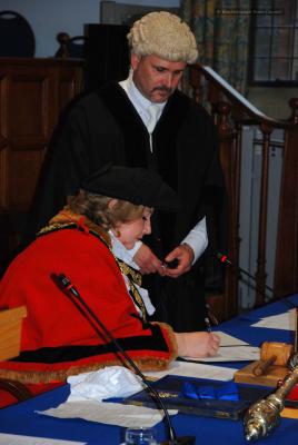 Cllr-Cleasby-signs-acceptance-of-office