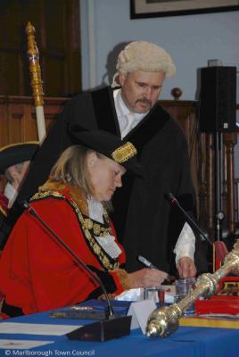 008-mayor-signing-papers